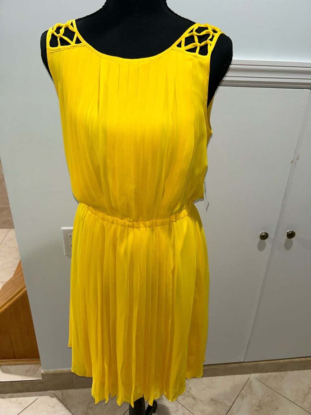 Jessica Simpson Pleated Dress Size 4 Yellow Sleeveless Chiffon